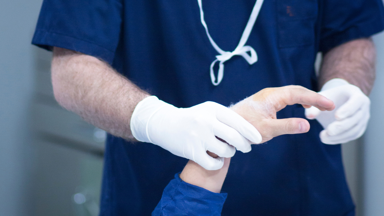 Hand-Therapy-vs.-Surgery-Which-is-the-Best-Option-for-Recovery-1.png